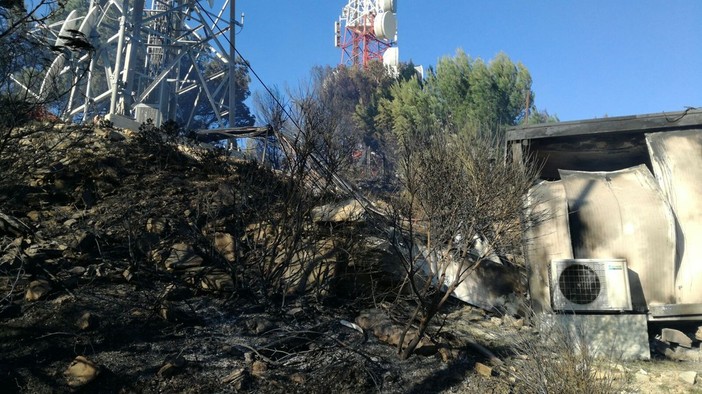 Incendio tra Andora e Cervo: distrutte le apparecchiature della UNO Communications