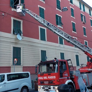 Savona, incendio in un appartamento di via Aglietto: intervento dei vigili del fuoco (FOTO)