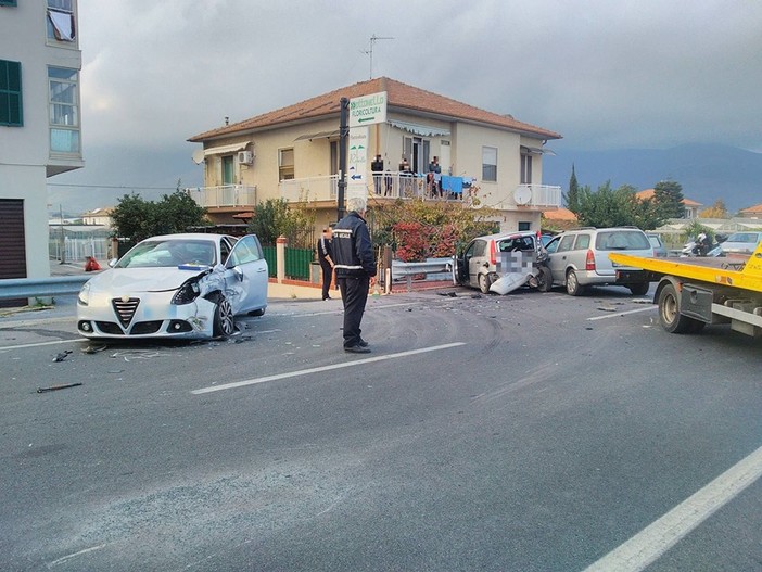 Albenga, incidente tra 3 auto in località Rollo: 3 codici gialli al Santa Corona