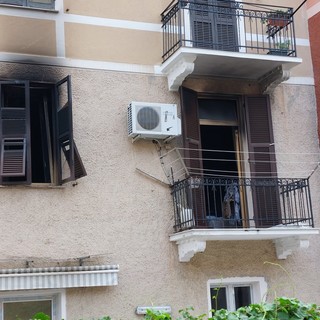 Savona, incendio in un appartamento di via Corridoni: Vigili del Fuoco in azione (FOTO)