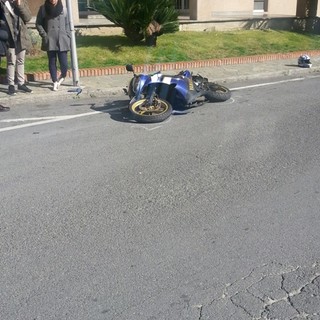 Auto contro moto in via Pirandello a Savona