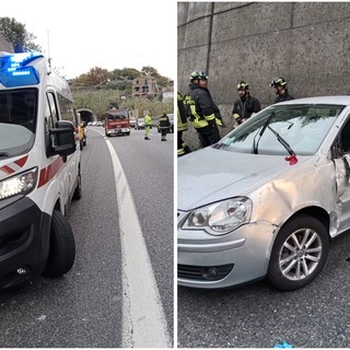 Incidente in A10 all'uscita di Celle, camion contro un'auto che si ribalta: due i feriti