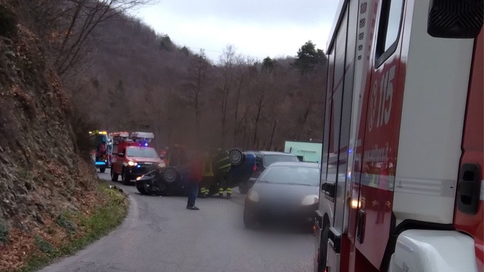 Pallare, auto cappottata, due feriti al San Paolo in codice verde