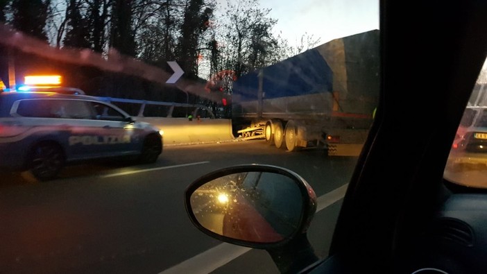 Incidente sulla A6: coinvolto un mezzo pesante (FOTO)