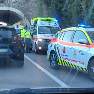 Finale, scooter travolge bicicletta all'altezza del Castelletto: entrambi i conducenti in codice giallo