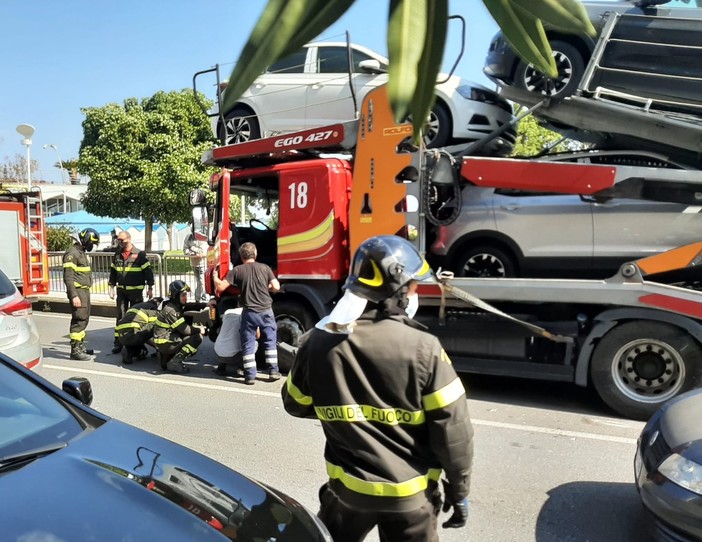 Si schianta contro una bisarca: traffico in tilt ad Albissola (FOTO E VIDEO)