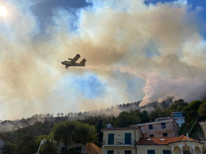 L'incubo incendi scuote ancora il ponente savonese, fiamme sulle alture di Laigueglia: in corso le operazioni di bonifica (FOTO e VIDEO)