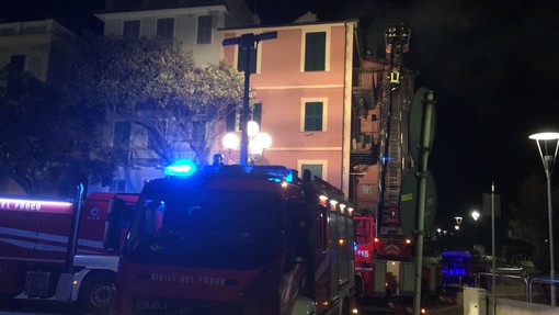 Celle, in fiamme il tetto di un palazzo (FOTO e VIDEO)