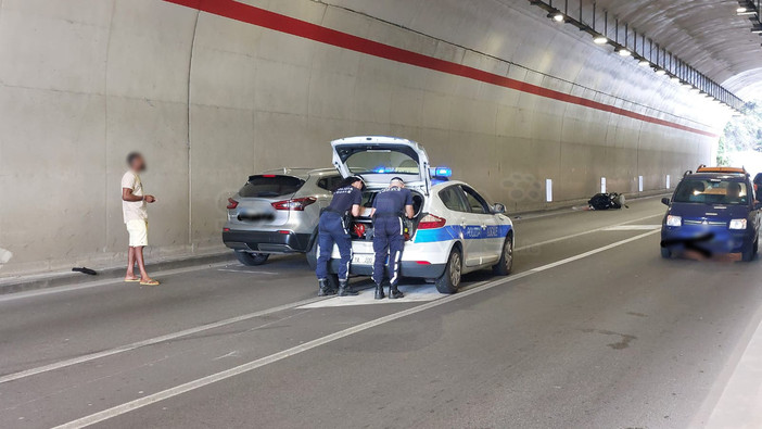 Savona, scontro sull'Aurelia in galleria Valloria: coinvolte un'auto e una moto