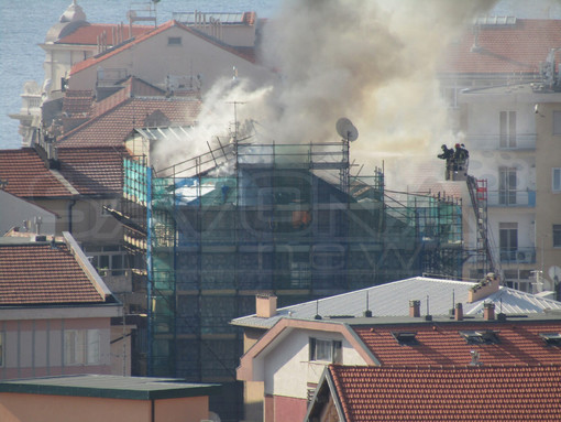 Savona, incendio tetto in via Bartoli: vigili del fuoco mobilitati, due mansarde inagibili (FOTO e VIDEO)
