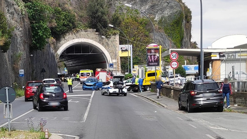 Scontro frontale tra auto nei pressi della galleria Valloria a Savona: tre feriti, tra cui una donna incinta