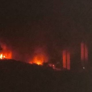 Vasto incendio distrugge un deposito di materiali industriali a Sanremo: sul posto anche i Vigili del Fuoco savonesi