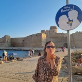 In foto il cartello “Obbligatorio baciarsi” a Le Castella (Crotone)