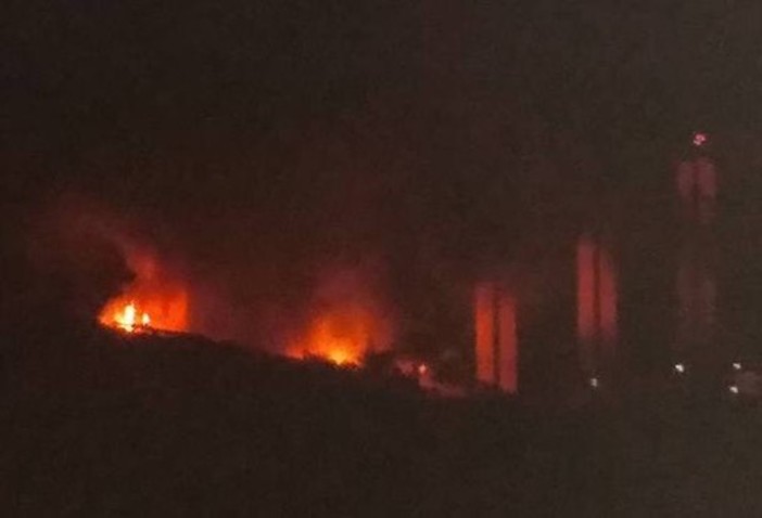 Vasto incendio distrugge un deposito di materiali industriali a Sanremo: sul posto anche i Vigili del Fuoco savonesi