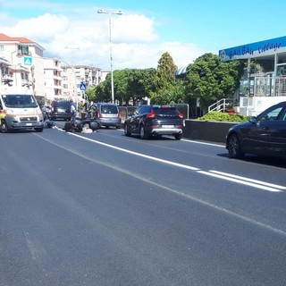 Cade con la moto sulla via Aurelia ad Albissola Marina