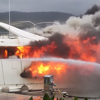 Al rogo un'imbarcazione alla Marina di Loano (FOTO e VIDEO)