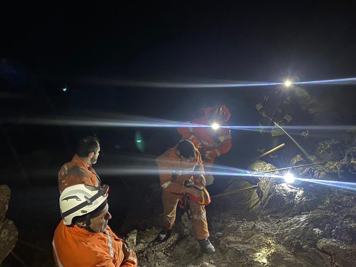 Varazze, incendio boschivo nella zona del Santuario Madonna della Guardia: vigili del fuoco e carabinieri mobilitati