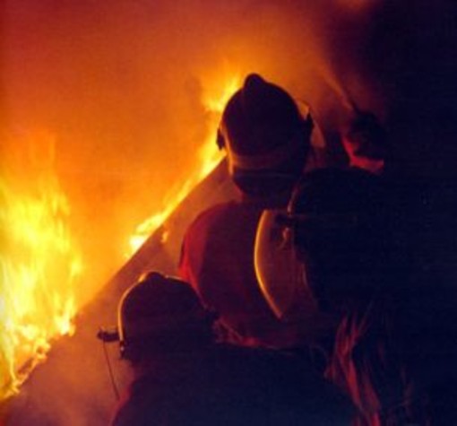 Incendi, brucia il tetto, 10 persone fuori casa a Nasino