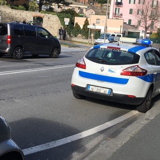 Savona, auto si ribalta su un fianco: un codice giallo al San Paolo