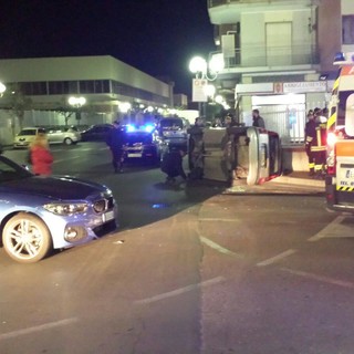 Auto ribaltata in via Dalmazia ad Albenga (FOTO)