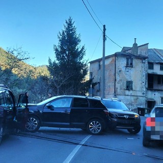 Savona, scontro tra auto in via Santuario: tre codici gialli