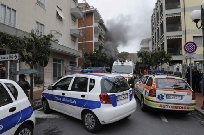 Diano Marina: incendio al 'Bar Locanda &amp; Vi' in via Milano, evacuati i due condomini sovrastanti