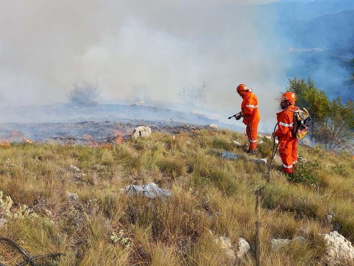 Fiamme domate, ma il rogo di Arnasco non è ancora in fase di bonifica