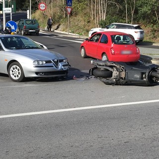 Savona, scontro tra moto e auto sulla via Aurelia: disagi alla viabilità (FOTO)