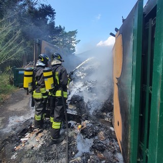 Garlenda, incendio all'isola ecologica: intervento dei vigili del fuoco (FOTO)