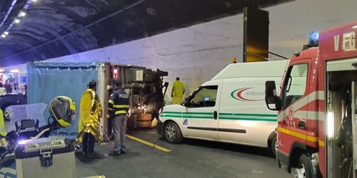 Telonato ribaltato in galleria, incidente sulla A10 tra Albenga e Borghetto: cinque feriti, traffico in tilt