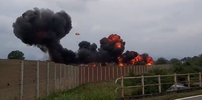 Tragedia nel torinese, si schianta un aereo delle Frecce Tricolori: morta una bimba di 5 anni