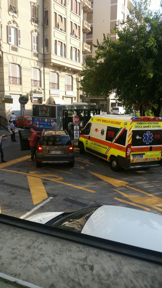 Autobus contro auto in via Famagosta, possibili momentanei disagi al traffico