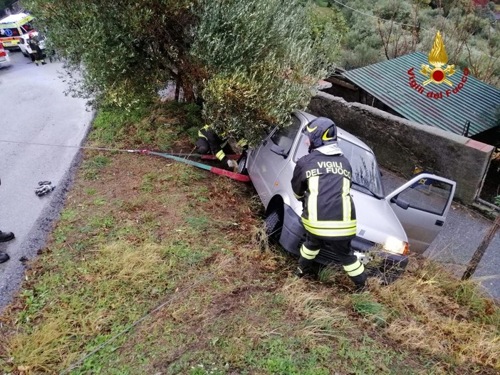 Auto sbanda, conducente rimane incastrato: soccorso persona a Savona (FOTO)