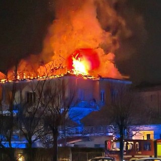 Carcare, incendio tetto in via Reggiardo: evacuati i residenti (FOTO e VIDEO)