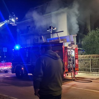 Albissola, incendio appartamento in via delle Industrie: dodici persone in ospedale, una ventina gli sfollati (FOTO e VIDEO)