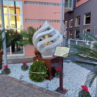 &quot;Corpo e anima&quot;, inaugurata a Savona la scultura dedicata ai vigili del fuoco protetti dai colleghi defunti (FOTO)