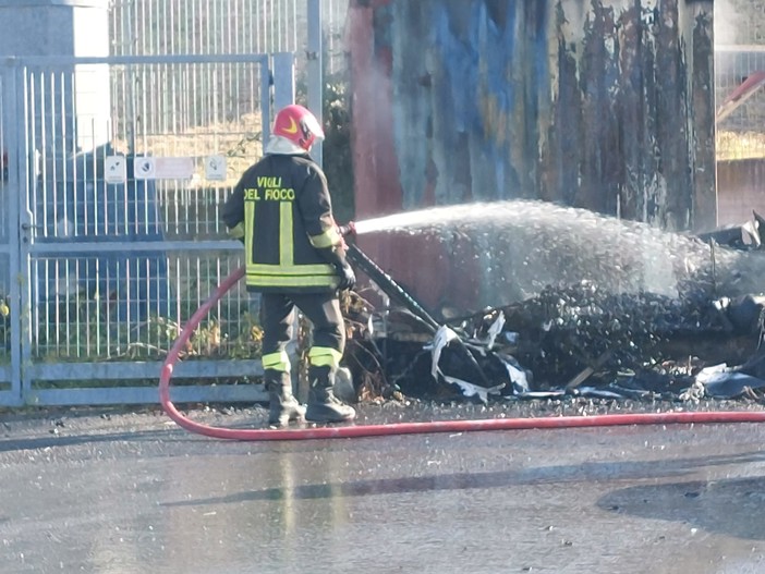 Prende fuoco una roulotte nel piazzale di via Bonini a Savona: intervento dei vigili del fuoco (FOTO)