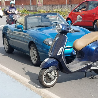 Auto e scooter si scontrano in via Stalingrado a Savona: sul posto sanitari e polizia locale