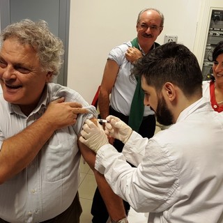 L'immagine del Dott. Eugenio Porfido, Direttore Generale di Asl 2 mentre si fa vaccinare