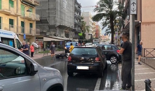 Pietra, scontro tra auto e scooter in corso Italia: soccorsi mobilitati