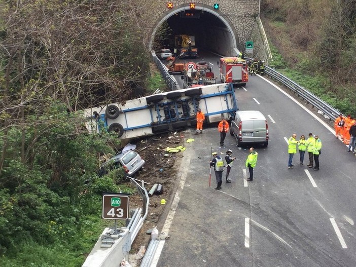 Travolge due operai sull'A10 a Celle: risarcimento di circa 1 milione di euro