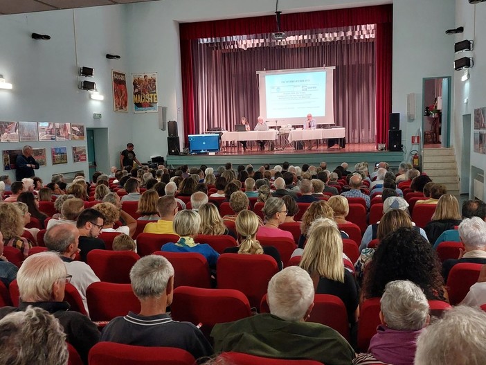 Rigassificatore, incontro pubblico a Quiliano. Il sindaco: &quot;Lo Stato scarica scelte di responsabilità, è grave. Non lo accetto e non lo condivido&quot; (FOTO e VIDEO)