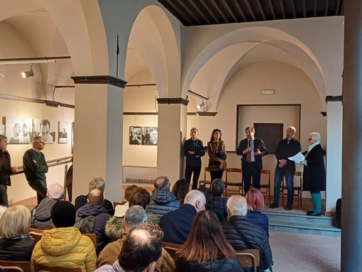 Savona, inaugurata la mostra fotografica di Marcello Campora “A lati”