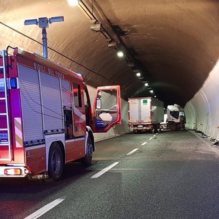 Camion si intraversa tra Albisola e Savona: riaperto il tratto sulla A10 (FOTO)