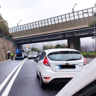 Incidente in autostrada all'uscita del casello di Pietra Ligure, un'auto va a sbattere contro il muro