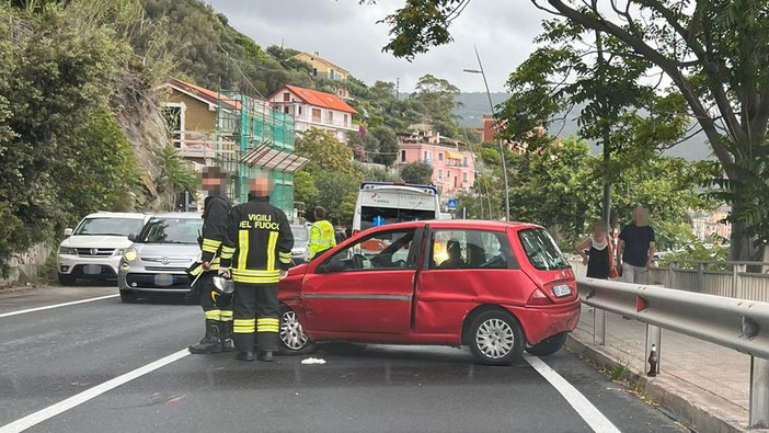 Sbanda con l'auto sull'Aurelia, colpisce le auto in sosta e carambola in aria: paura a Noli