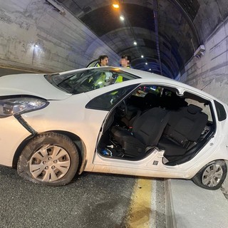 Scontro tra due auto in galleria Vignetta tra Varazze e Celle sulla A10: due feriti (FOTO)