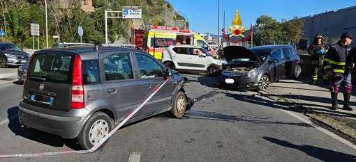 Savona, scontro tra auto sul lungomare Matteotti: tre i feriti in ospedale (FOTO)