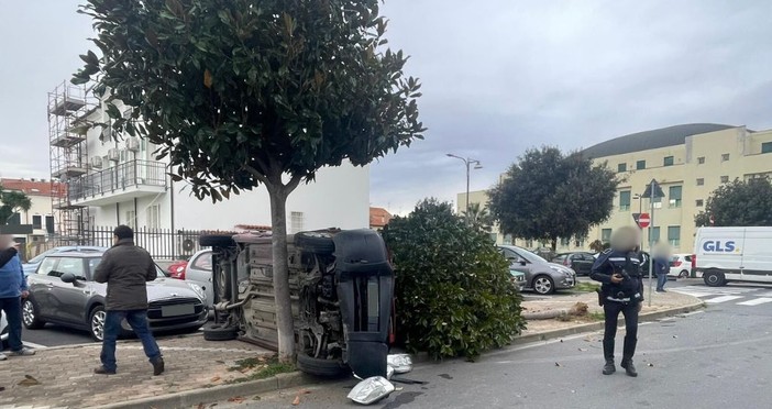 Incidente a Leca d’Albenga: auto cappottata e albero abbattuto, ma nessun ferito