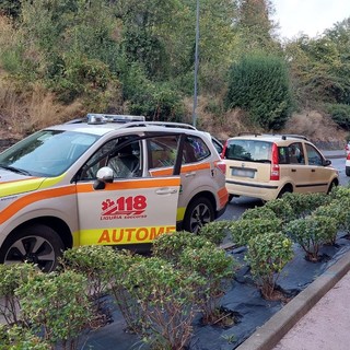 Savona, scontro tra un'auto e due scooter in via Stalingrado: due feriti trasportati in ospedale (FOTO)